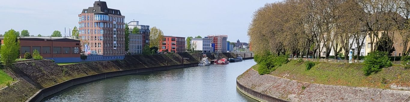 Der Vinckekanal im Duisburger Hafen mit Schiffen am Ufer